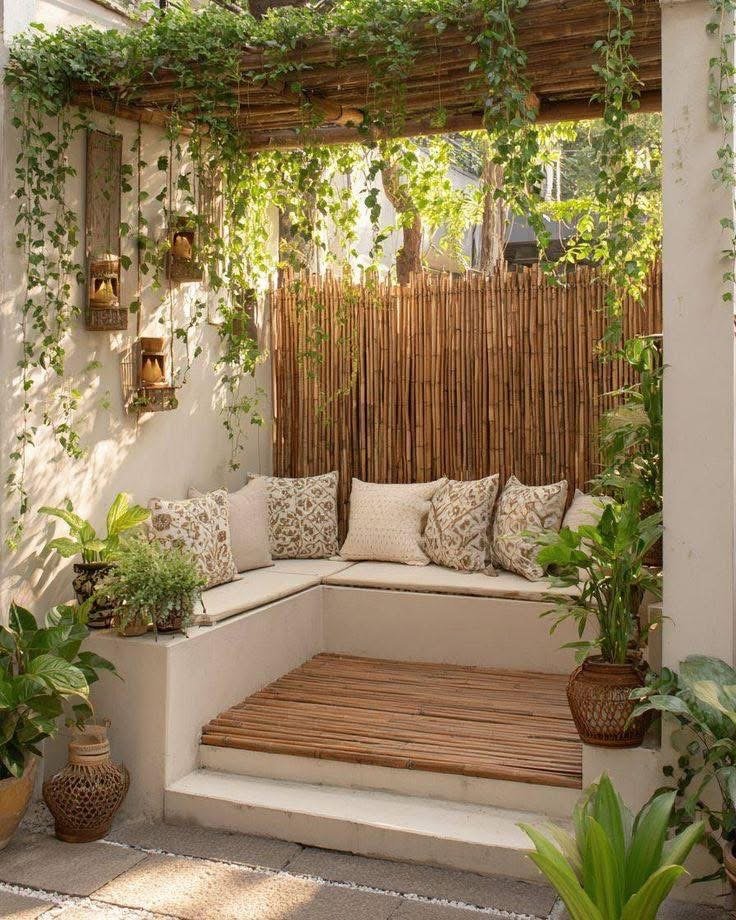Terraza con materiales naturales y vegetación, selección visual de Shea & Chi