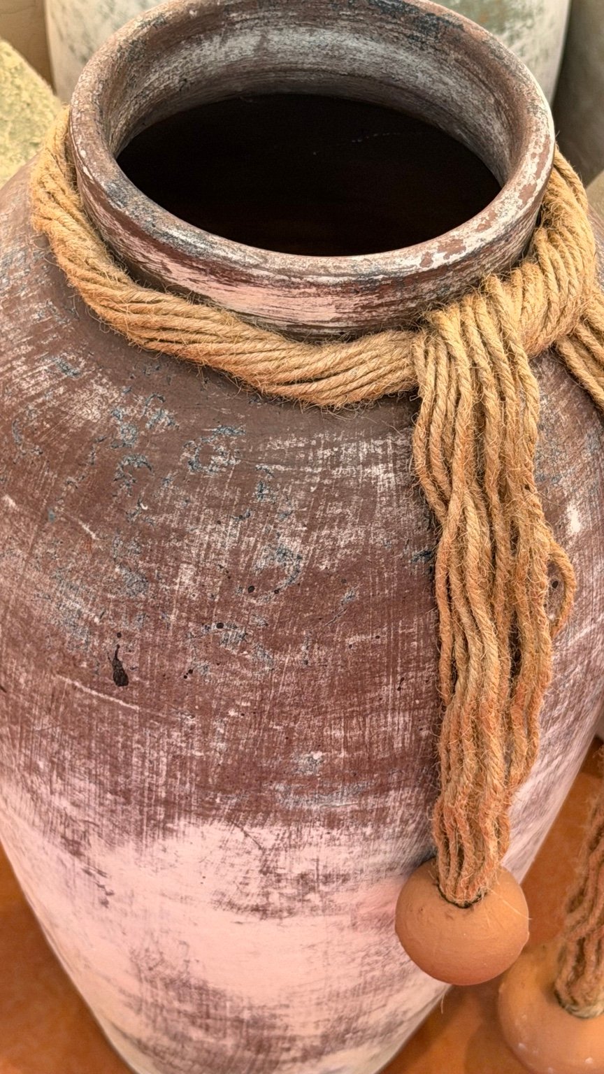 Detalle de cerámica y fibras naturales